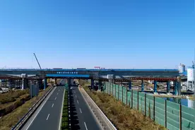 央视点赞！中建八局郑济高铁跨济聊高速连续梁合龙图片