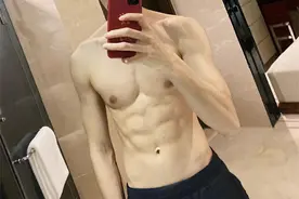 终于到男星内卷了？龚俊张新成为角色狂健身，这组好身材看到赚到图片