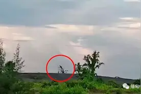 缅甸疫情中心若开邦一座死火山突然喷发，村民拍下照片图片