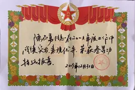 独臂母亲含辛茹苦 铮铮男儿建功军营图片
