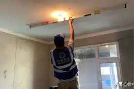 这个插座面板一拔就脱落 墙面空鼓也较多……晨报公益验房团走进中梁·首府壹号图片