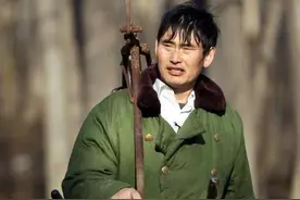 大衣哥朱之文又被拍！村民上阵强势围堵，现场水泄不通家门走不出图片