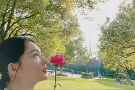 李沁公园刚摘下口罩，比红花绿树还好看图片