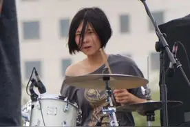 太痛心！26岁女鼓手蔡忆凡在宾馆上吊自杀，不久前曾参加演出图片