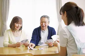 大姑姐来拿公婆的工资卡，公公给她，让我不要多管闲事图片