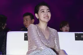 小S也没有那么豪放，穿香槟色开叉裙秀出S曲线，坐下还要用毯子遮图片