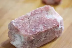 ​刚从冰箱拿出来的冻肉，别用水泡，教你一招，快速化冻口感新鲜图片