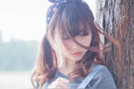 减龄背带裤，百搭各色T恤，美的更加动人图片