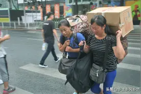 妻子打工三年没回家被丈夫误会，妻子回村伸出一双手来证明清白图片