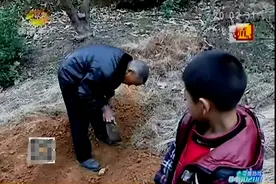 76岁老人给自己挖坟，10岁儿子在一旁流泪，妈妈却在家唱歌跳舞图片
