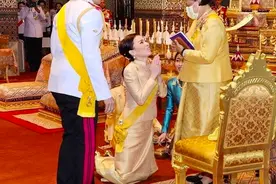 苏提达王后给诗琳通公主下跪，并不算什么，母亲还给女儿下跪呢图片
