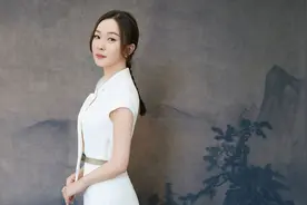 霍思燕的衣品超赞，身穿白色连衣裙巧用腰带来收腰，清纯又唯美图片