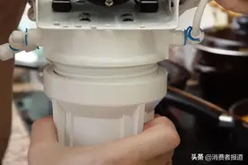 沁园净水器被指出“臭水”，售后否认质量问题，称使用环境有问题图片