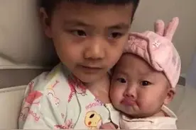 妹妹被爸爸训斥后，满脸委屈躲到哥哥怀里求安慰，网友：真暖心图片