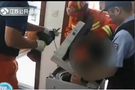 哭笑不得！男孩家中玩捉迷藏 爬进小洗衣机被卡住了图片