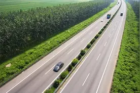 为什么高速公路两边，种的都不是庄稼而是绿化？看完你就懂了图片