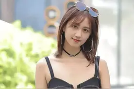 小姐姐太会穿了，吊带款的黑色连体裤搭配高跟凉鞋，性感又时尚图片