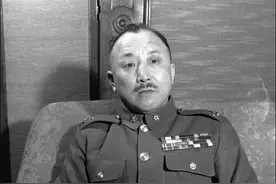 1955年战犯卫立煌返回大陆，六大元帅亲自作陪，两任妻子功不可没图片