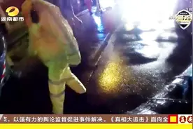 长沙白沙路段：樟树倒塌压车挡路，驾铲车移树20分钟疏通交通视频封面