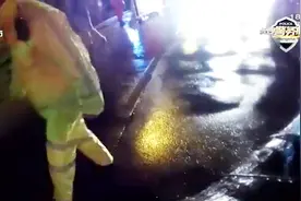 长沙白沙路段：樟树倒塌压车挡路，驾铲车移树20分钟疏通交通视频封面