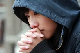 13岁漂亮女孩总是“低头驼背”，父母很着急，却不知道是自己的错图片