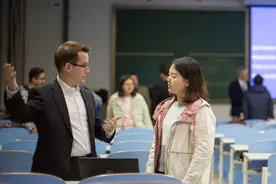 心理学：如何判断自己在别人心中的地位，看这4个“小动作”就行图片