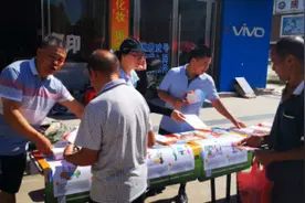 金瑞镇赶集日“摆摊”，宣传民法典图片