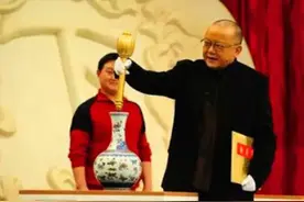 王刚鉴宝时误把价值2亿的瓷器砸了，物主将他告上法庭，后来怎样图片