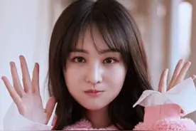 郑爽仗着人瘦任性，挑战女生嫌弃的无痕裤，没想到却显得膝盖好弯图片