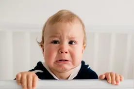 让宝宝在腿上蹦跳？这4个习惯会导致宝宝畸形发育，家长快收手图片