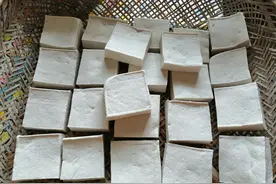 湖南新化传统用石磨打豆腐全过程，从磨豆到成品豆腐，赶快学起来图片