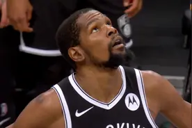 雄鹿4-3！杜兰特48+9+6，赛后米德尔顿抱住杜兰特，塔克走了过来图片