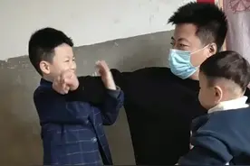 “最年轻爷爷”被儿子孙子争宠，果然是隔辈亲图片