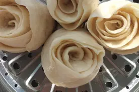 玫瑰花卷做法，面团发酵恰到好处的简易标准图片