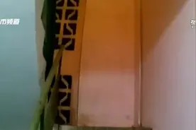 敲打地板，喊救命！深夜楼上传来呼救声，警民合力救援图片