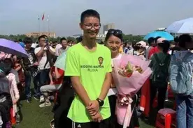 出考场后跪地谢母，放弃985学校的那个00后男孩，现状如何？图片