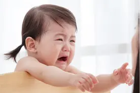 女子地铁上喂母乳，被旁边男子指责不要脸：你没教养的样子，更丑图片