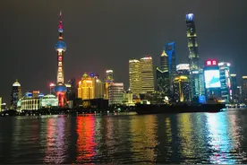 春风沉醉，夜色温柔。漫步上海外滩，就是我的诗和远方图片