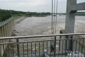 暴雨后橡胶坝，平静的汶河顿时，涛声不断一起来看海图片