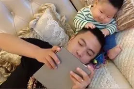 “懒惰奶爸”带娃火了，萌娃内心：腿都给我压麻了，心里没点数？图片