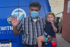 美国种族歧视太严重！拉丁裔老师抱着自家孙子却被邻居骂绑匪图片