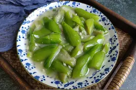 炒丝瓜想要脆嫩入味不发黑，有人用盐腌、有人用醋泡，都不正确图片
