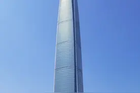 武汉中心大厦已搁置3年之久！武汉CBD内外交困 政府多次出手解围图片