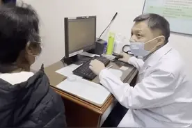 “黑脸医生”易凡重返岗位！网友直呼帅气：像吴彦祖图片