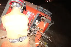 午夜惊魂！货车侧翻深沟司机被困，夜间行车多危险一定要知道！图片