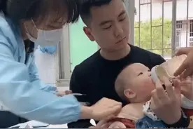 “最惨宝宝”打预防针火了，一个哭得稀里哗啦，一个笑得合不拢嘴图片