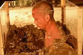 他为艺术献身，竟用肋骨做成项链，成为遭人唾弃的“艺术疯子”图片