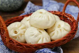 入冬后就馋这个馅的包子，皮薄馅大酸爽美味，一次蒸两锅都不够吃图片