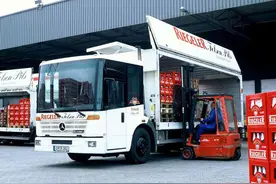 低趴驾驶室一步登车，科普奔驰低入口卡车底盘，专为城市工况打造图片
