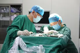 大门牙呛至气管   7岁男娃换乳牙的教训深刻图片